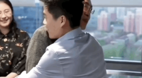 泪奔的董宇辉，患绝症的副总裁